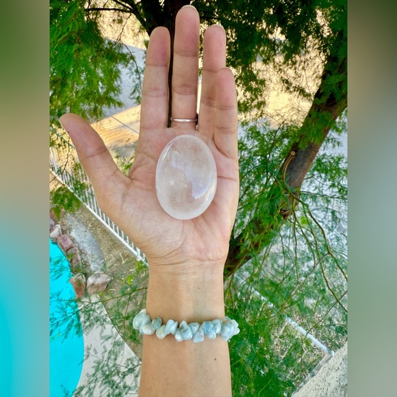 Clear Quartz Palmstone - Picture 4 of 4